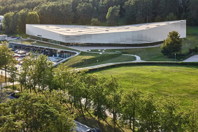 01-Slangen+Koenis-Cloud-Lazdynai swimmingpool-┬®Norbert Tukaj-1063